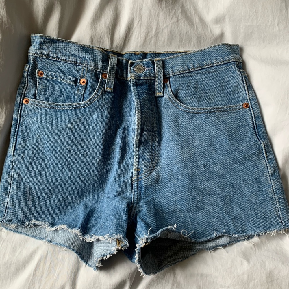 Distressed Levi 501 shorts denim